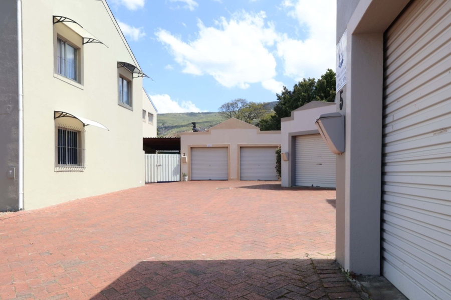 3 Bedroom Property for Sale in Lemoenkloof Western Cape